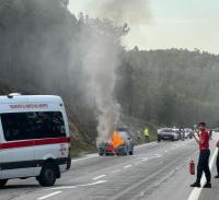 Nacional 2 cortada por causa de automóvel em chamas