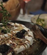 Ler notícia: A Célia faz... Camembert Assado com Frutos Vermelhos e Orégãos, Quiche de Bacalhau e Creme de Laranja Servido na Casca