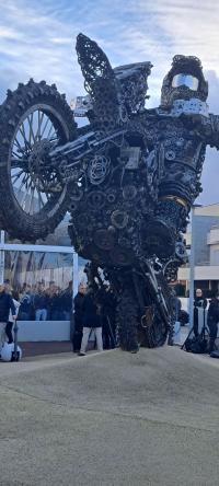 Emoção e aplausos na inauguração da estátua memorial do piloto Paulo Gonçalves