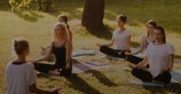 Ler notícia: Verão Ativo 2026 traz yoga ao ar livre