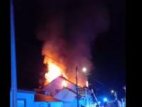 Fogo consumiu telhado de casa e os moradores foram realojados em resposta familiar