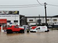 Ler notícia: Depressão Cláudia provoca inundações. Automóveis ficaram presos nos lençóis de água (C/Vídeo - EM ATUALIZAÇÃO)