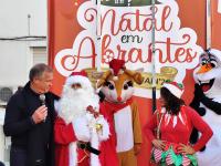 Chegada do Pai Natal e abertura do Mercadinho marcam arranque das festividades natalícias (c/áudio, vídeo e fotos)