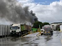 Incêndio na RSA mobilizou cerca de 60 operacionais. 14 pessoas evacuadas e três empresas fechadas por causa do fumo (c/áudio)