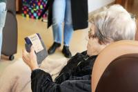 Casa Mendes Gonçalves doa meias feitas a partir de fardas