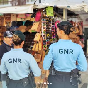 Ler notícia: GNR apreendeu em maio quase 11 mil artigos contrafeiros em feiras e mercados