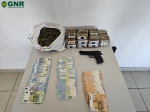 Ler notícia: Prisão preventiva por tráfico de estupefacientes e apreensão de 10.577 doses