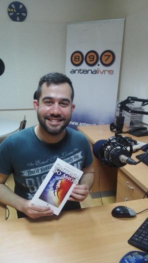 Sandro Melo apresenta o seu livro «Sintonia do Amor» na Antena Livre | OUÇA AQUI!