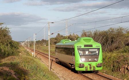 Comboio descarrilou na Linha do Leste em Bemposta (Abrantes) sem causar feridos