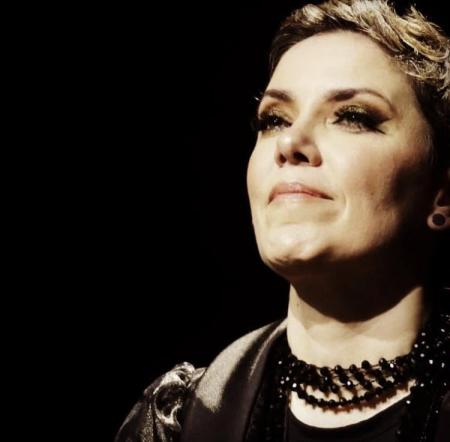 Ler notícia: Ana Lains em palco com 120 cantadeiras de Arouca a revelar tema novo para durar 100 anos