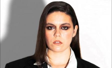 Ler notícia: Cantora edita álbum de estreia feito de memórias, crenças e tradições