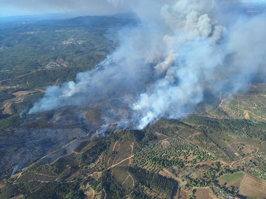 Incêndio com 70% do perímetro em consolidação. Frente ativa a sul de Penhascoso. Não há habitações em risco (C/ Áudio)