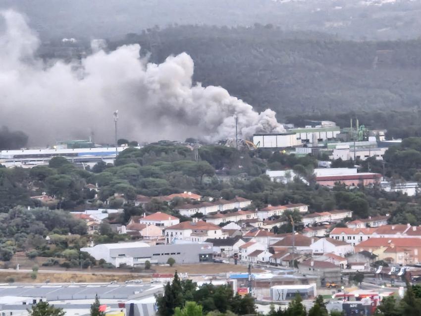 Mais de 50 operacionais combatem incêndio na RSA