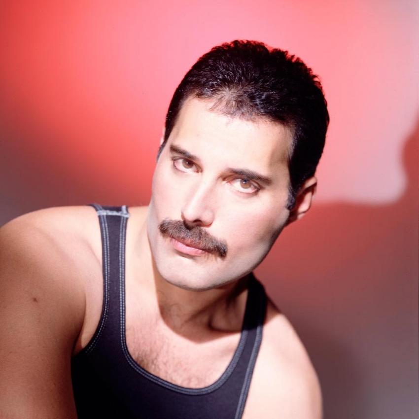 Milhares de fãs de Freddie Mercury celebram em Montreux dia em que faria 80 anos