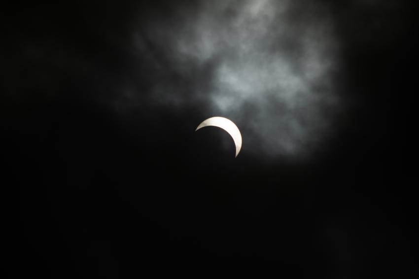 Eclipse lunar parcial leva observação do céu noturno ao Parque de Astronomia de Constância