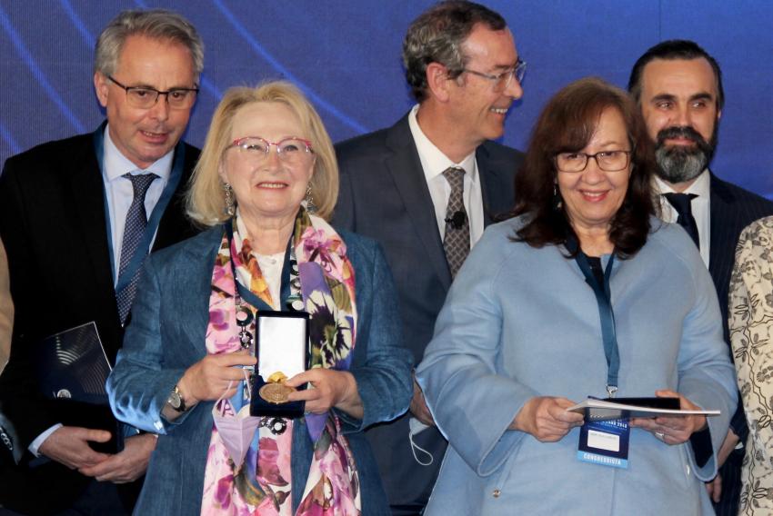 Ana Vila Lobos recebe Medalha de Mérito  