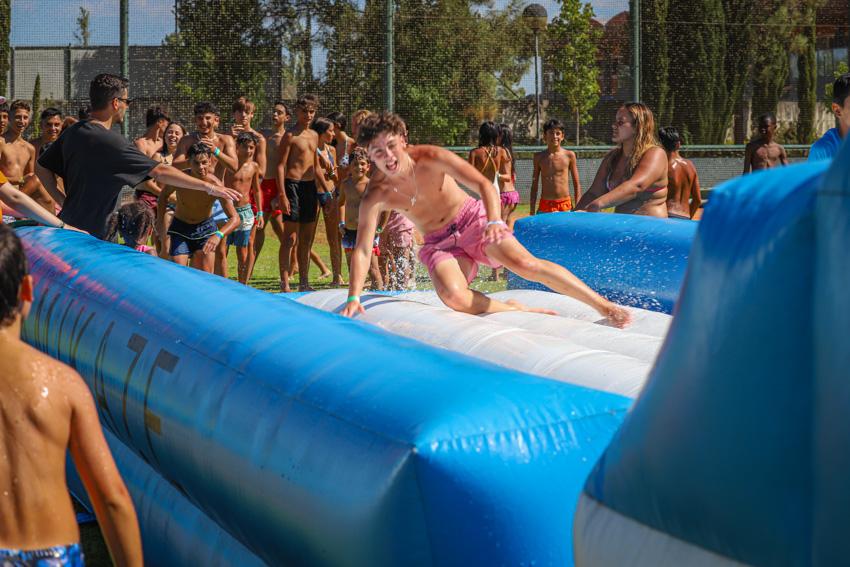 Entradas gratuitas nas piscinas, insufláveis, Color Party e Sunset no Dia Internacional da Juventude