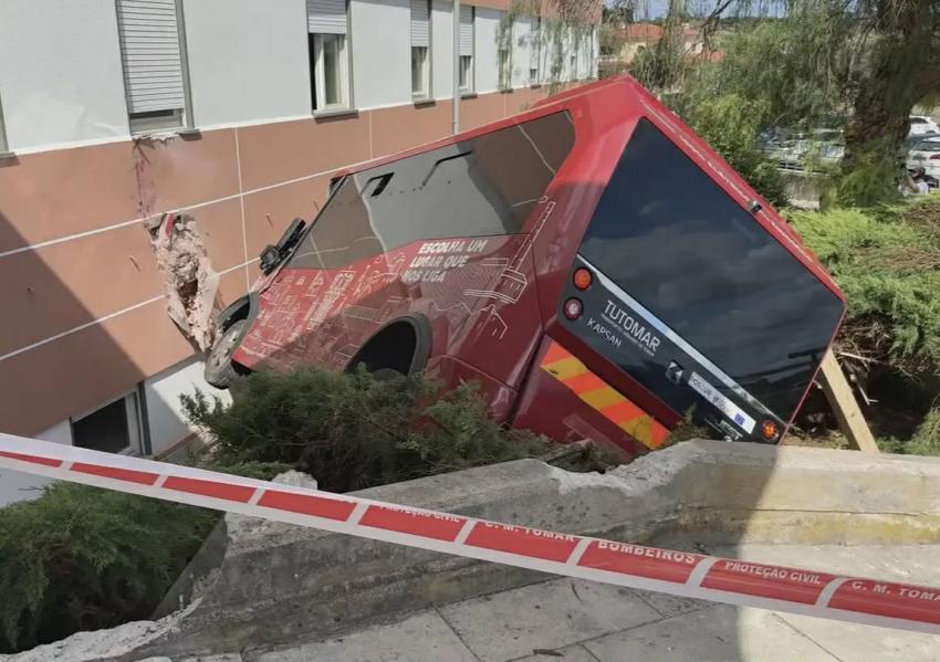 Feridos graves em despiste de autocarro fora de perigo de vida - ULS
