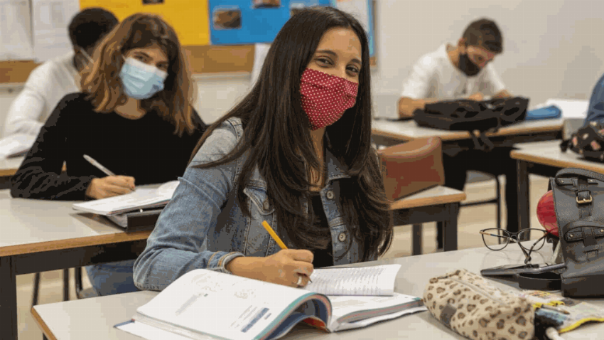 Uso da máscara deve manter-se nas escolas - Graça Freitas 