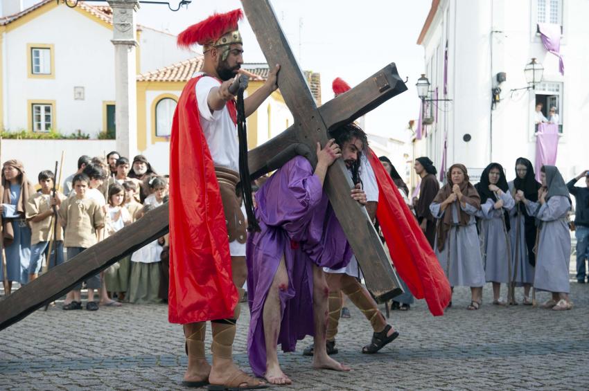 «A Paixão de Cristo» em teatro de rua pelo GETAS