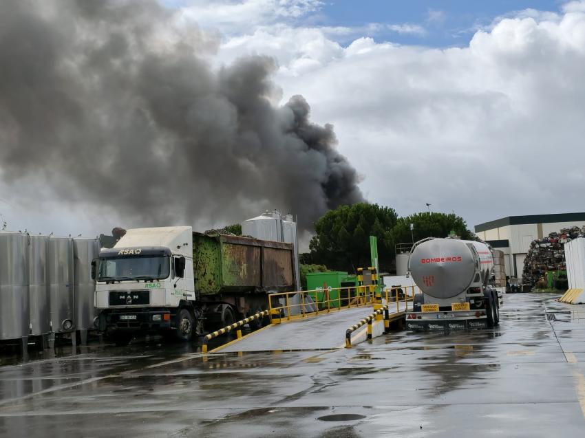 Evacuadas 14 pessoas devido ao fumo do incêndio na RSA (C/ Áudio)