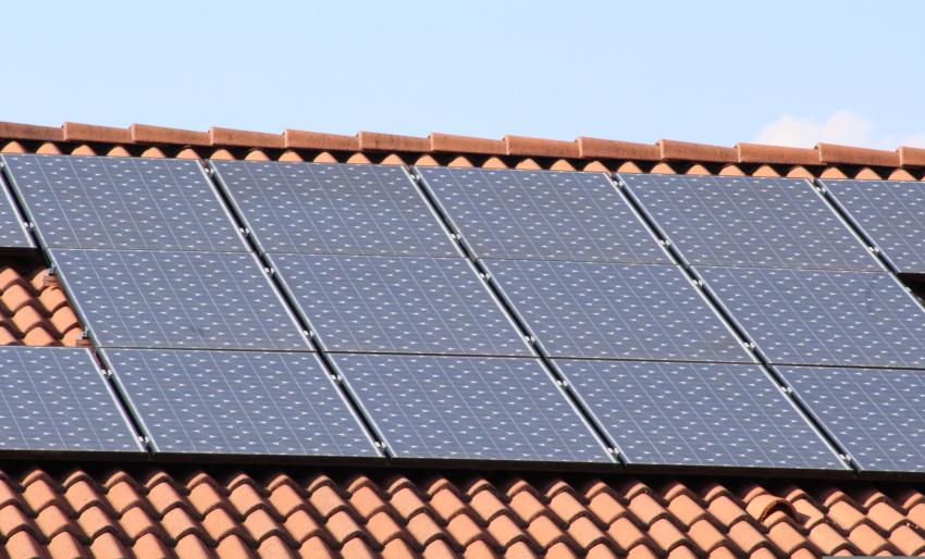Recolha de painéis solares usados dispara com tempestades no centro do país