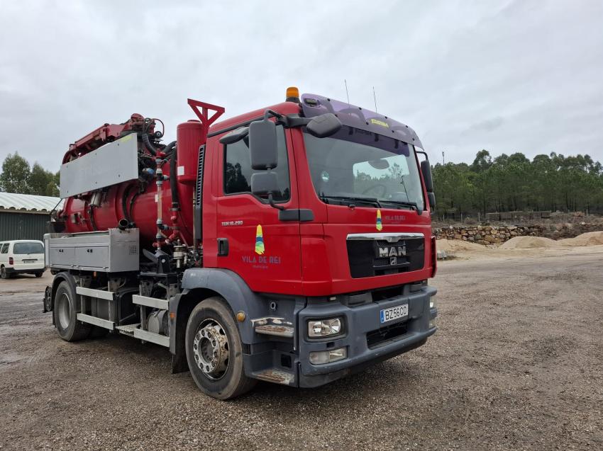 Município reforça serviços com aquisição de camião limpa-fossas